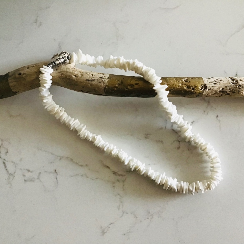 Beautiful White Shell Choker Necklace